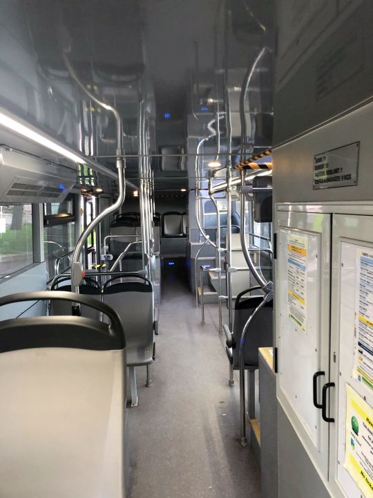 Intérieur étage inférieur Palm Bus 005