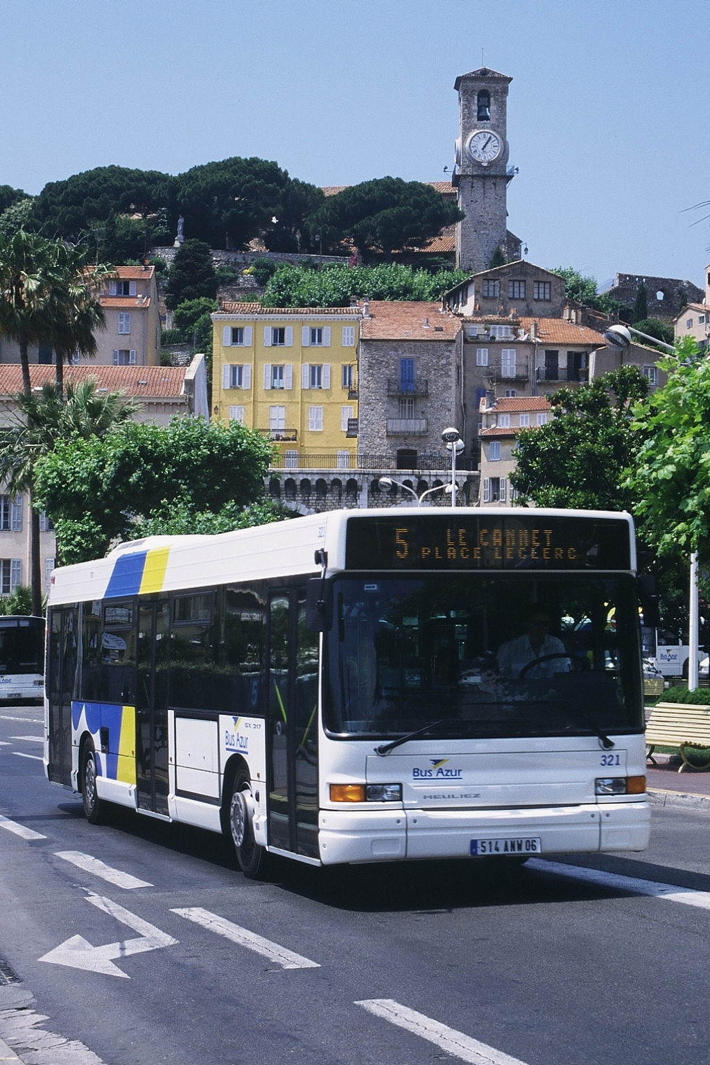Le Bus 321 sur la ligne 5 (Cannes Hôtel de ville)